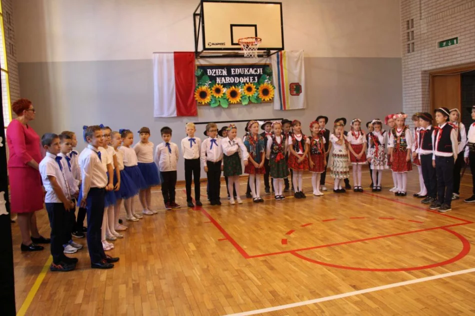 Uroczystość z okazji Dnia Edukacji Narodowej w Szkole Podstawowej nr 2 w Limanowej - zdjęcie 3