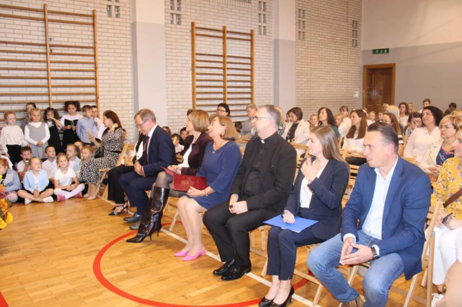 Uroczystość z okazji Dnia Edukacji Narodowej w Szkole Podstawowej nr 2 w Limanowej - zdjęcie 4