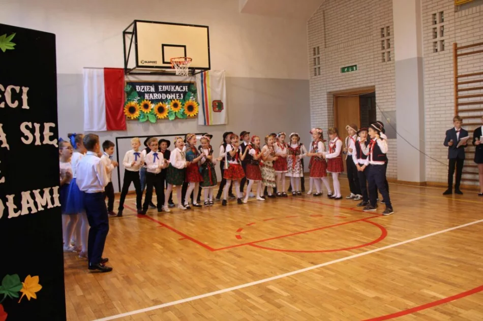 Uroczystość z okazji Dnia Edukacji Narodowej w Szkole Podstawowej nr 2 w Limanowej - zdjęcie 7