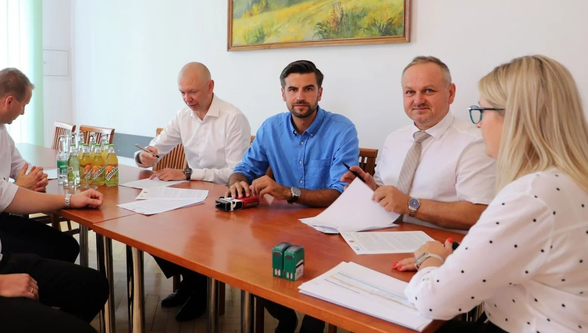 Podpisanie umów/fot.: UG Limanowa