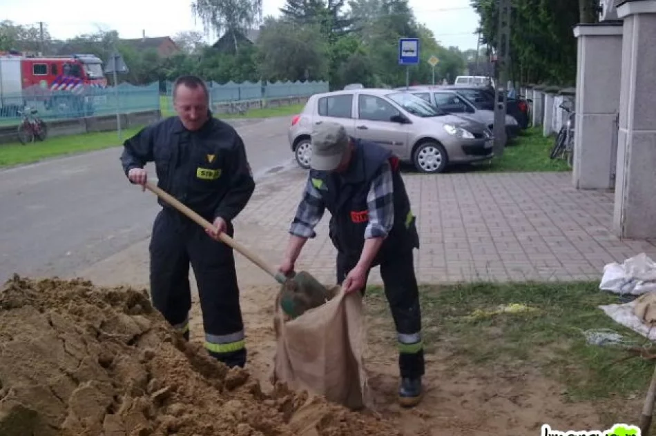 Wyjechali umacniać wały - zdjęcie 2
