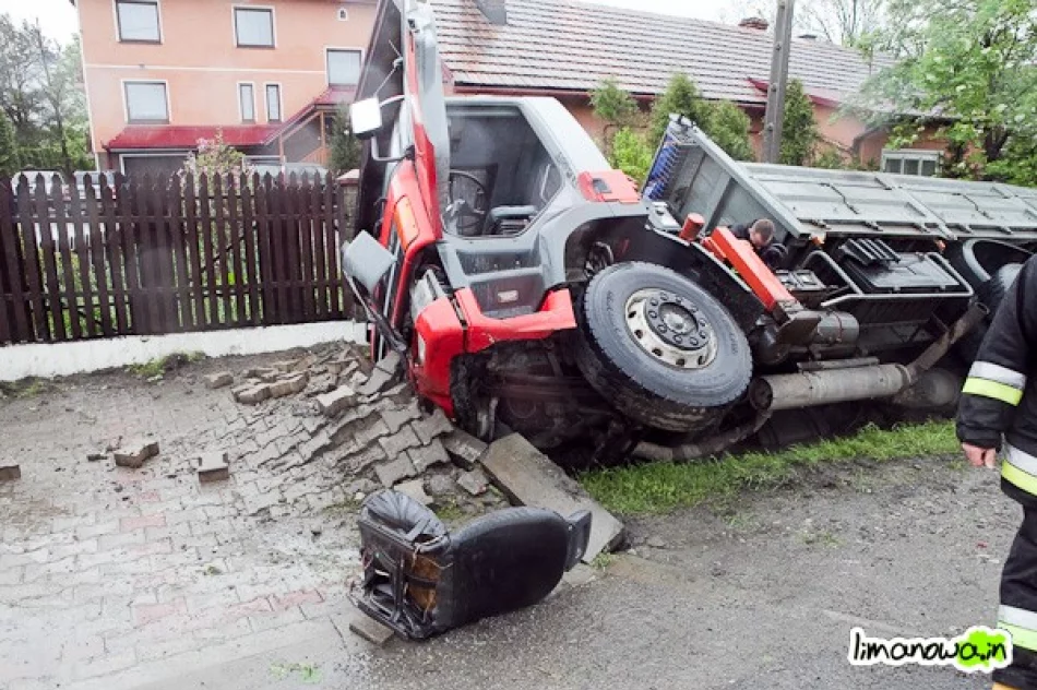 Zderzenie ciężarówki z „maluchem” - zdjęcie 3