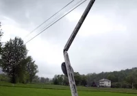 Nad drogą wisi złamany słup - zdjęcie główne