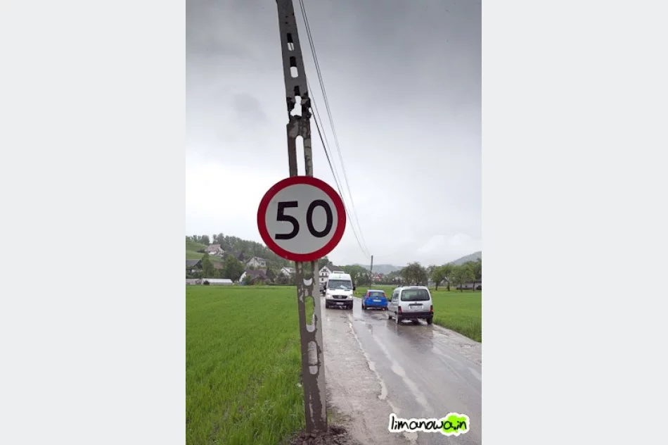 Nad drogą wisi złamany słup - zdjęcie 2