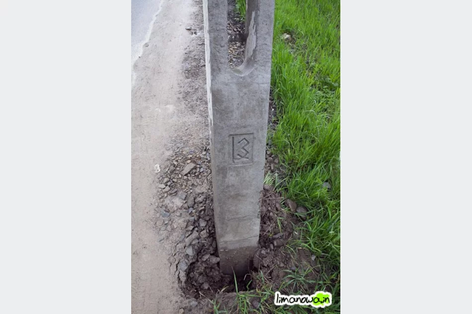 Nad drogą wisi złamany słup - zdjęcie 3