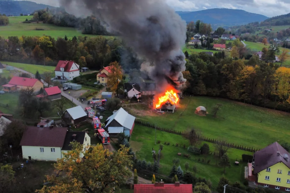 Zdołali obronić dom - ​69 strażaków w akcji (ZDJĘCIA I WIDEO) - zdjęcie 5