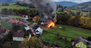 Zdołali obronić dom - ​69 strażaków w akcji (ZDJĘCIA I WIDEO) - zdjęcie 5