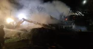 Zdołali obronić dom - ​69 strażaków w akcji (ZDJĘCIA I WIDEO) - zdjęcie 3