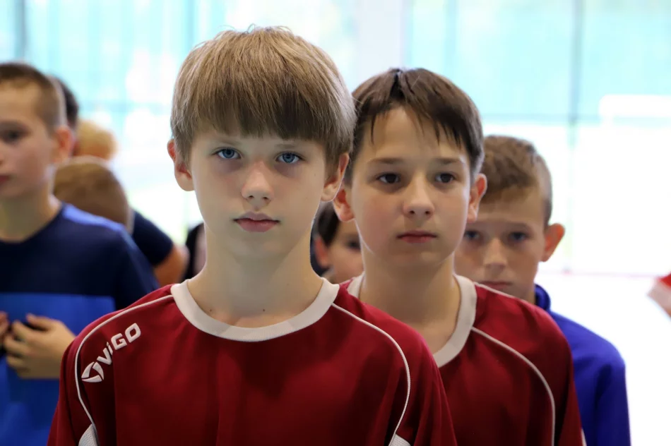 Chłopaki z Mordarki na podium w Mistrzostwach Gminy Limanowa w Halowej Piłce Nożnej Dzieci - zdjęcie 8