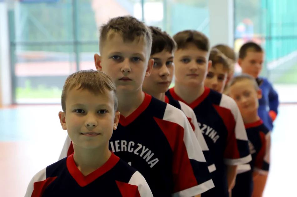Chłopaki z Mordarki na podium w Mistrzostwach Gminy Limanowa w Halowej Piłce Nożnej Dzieci - zdjęcie 11