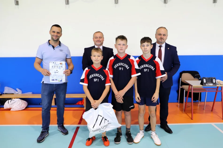 Chłopaki z Mordarki na podium w Mistrzostwach Gminy Limanowa w Halowej Piłce Nożnej Dzieci - zdjęcie 13