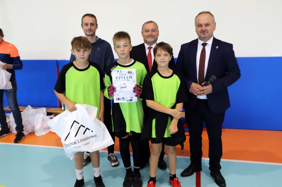 Chłopaki z Mordarki na podium w Mistrzostwach Gminy Limanowa w Halowej Piłce Nożnej Dzieci - zdjęcie 14