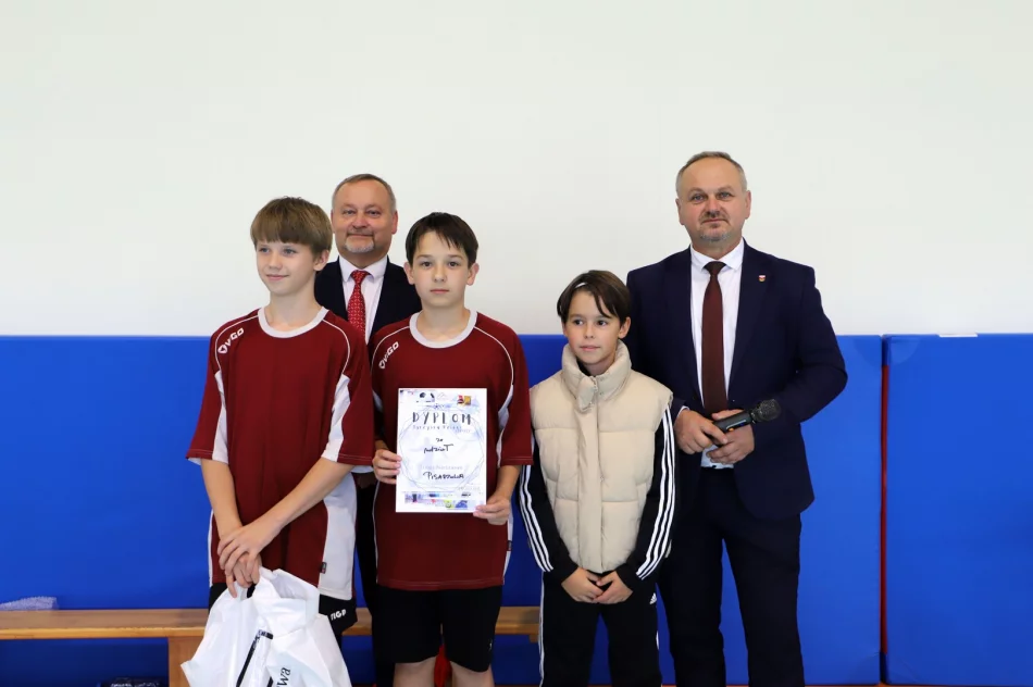Chłopaki z Mordarki na podium w Mistrzostwach Gminy Limanowa w Halowej Piłce Nożnej Dzieci - zdjęcie 15