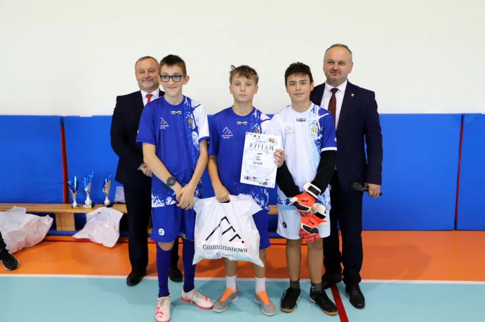 Chłopaki z Mordarki na podium w Mistrzostwach Gminy Limanowa w Halowej Piłce Nożnej Dzieci - zdjęcie 16
