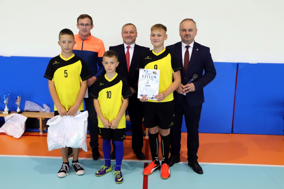 Chłopaki z Mordarki na podium w Mistrzostwach Gminy Limanowa w Halowej Piłce Nożnej Dzieci - zdjęcie 17