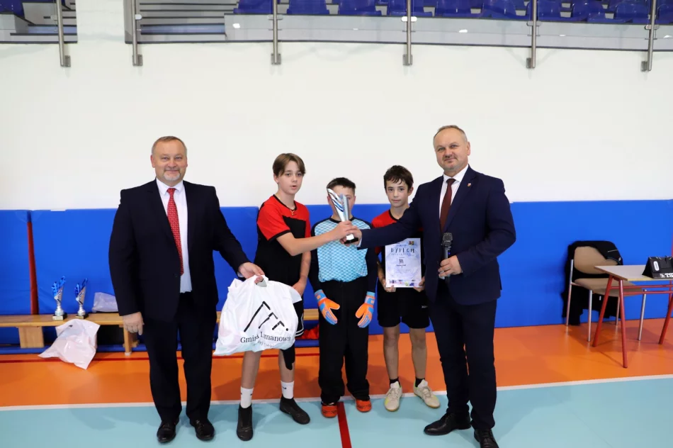 Chłopaki z Mordarki na podium w Mistrzostwach Gminy Limanowa w Halowej Piłce Nożnej Dzieci - zdjęcie 19