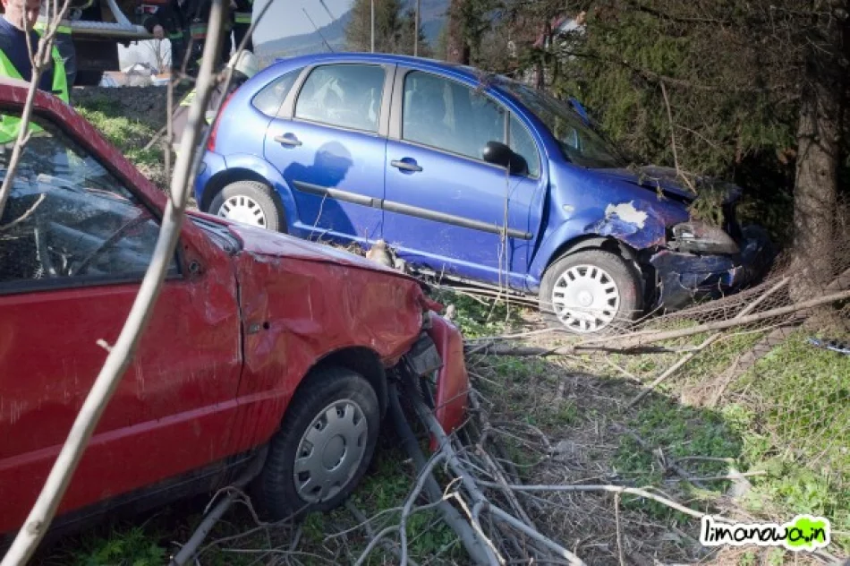 Zderzenie dwóch samochodów w Dobrej - zdjęcie 3