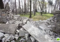 Zniszczony mur cmentarza wojennego - zdjęcie główne