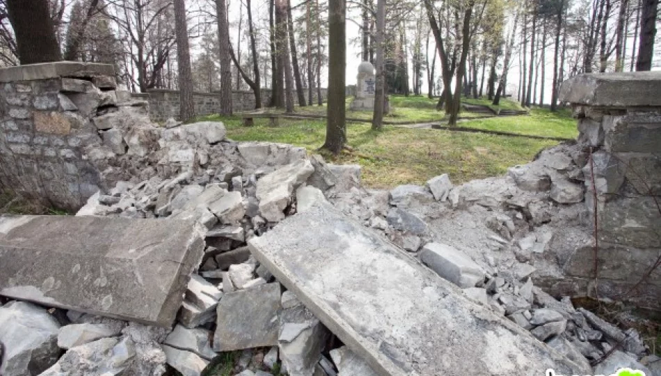 Zniszczony mur cmentarza wojennego - zdjęcie 1