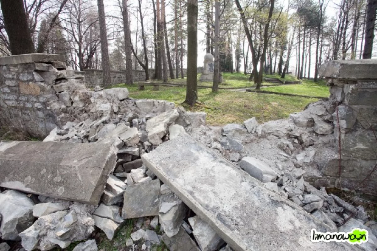 Zniszczony mur cmentarza wojennego