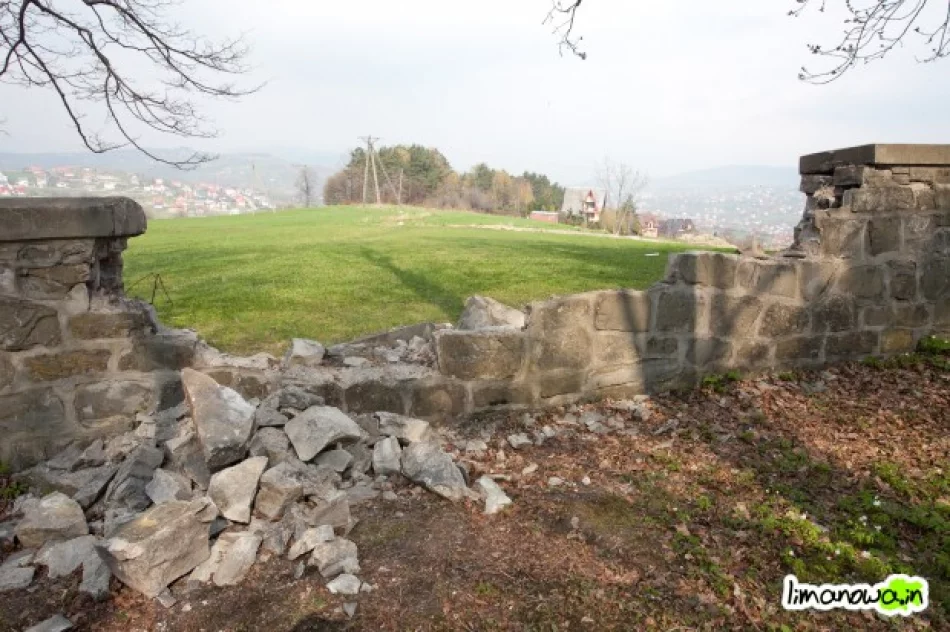 Zniszczony mur cmentarza wojennego - zdjęcie 2