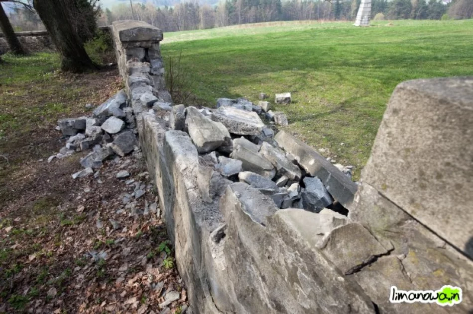 Zniszczony mur cmentarza wojennego - zdjęcie 3