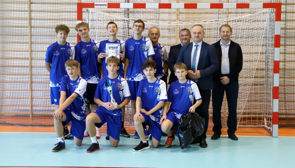 Stara Wieś 1 na podium w Mistrzostwach Gminy Limanowa w Halowej Piłce Nożnej CHŁOPCÓW - zdjęcie 1