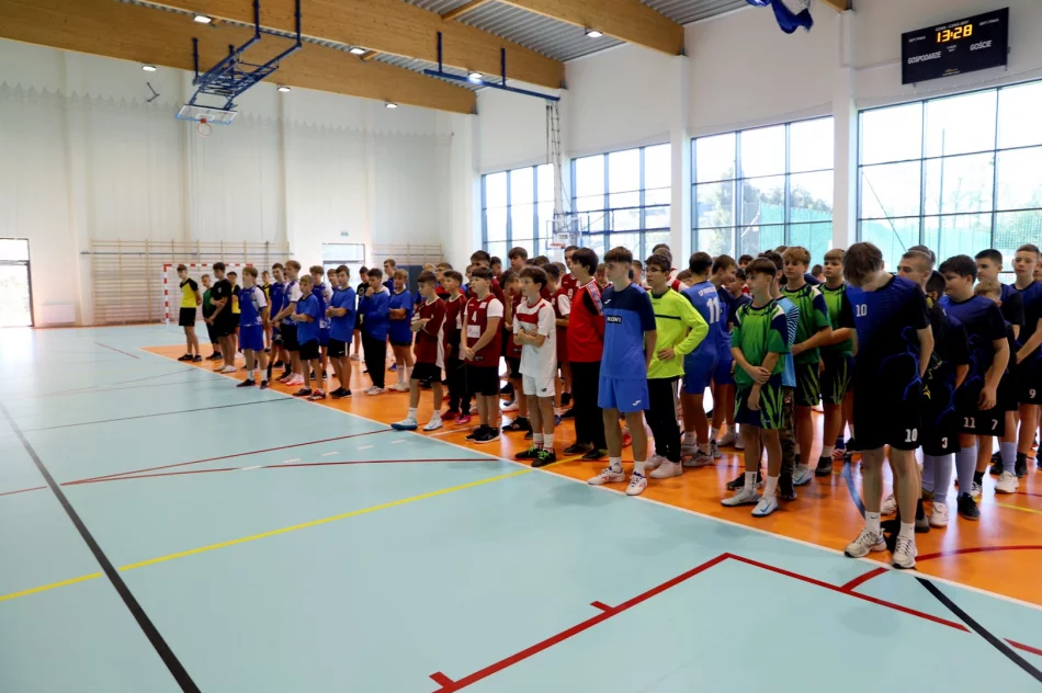 Stara Wieś 1 na podium w Mistrzostwach Gminy Limanowa w Halowej Piłce Nożnej CHŁOPCÓW - zdjęcie 3