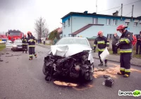 W Limanowej samochód uderzył w mur, a w Podłopieniu  nie zdążył zahamować - zdjęcie główne