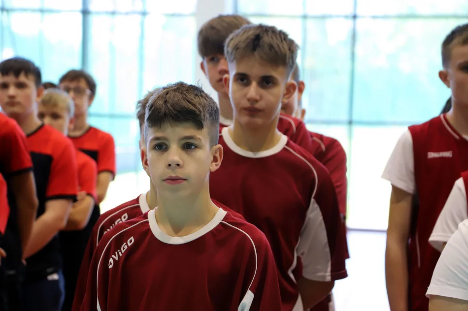 Stara Wieś 1 na podium w Mistrzostwach Gminy Limanowa w Halowej Piłce Nożnej CHŁOPCÓW - zdjęcie 8
