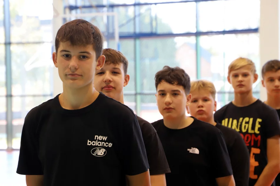 Stara Wieś 1 na podium w Mistrzostwach Gminy Limanowa w Halowej Piłce Nożnej CHŁOPCÓW - zdjęcie 12