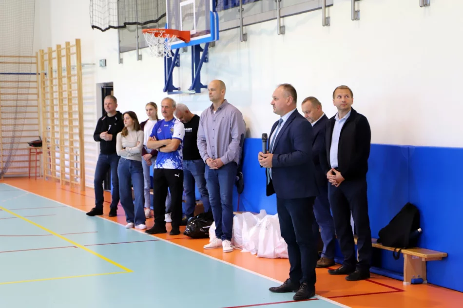 Stara Wieś 1 na podium w Mistrzostwach Gminy Limanowa w Halowej Piłce Nożnej CHŁOPCÓW - zdjęcie 15