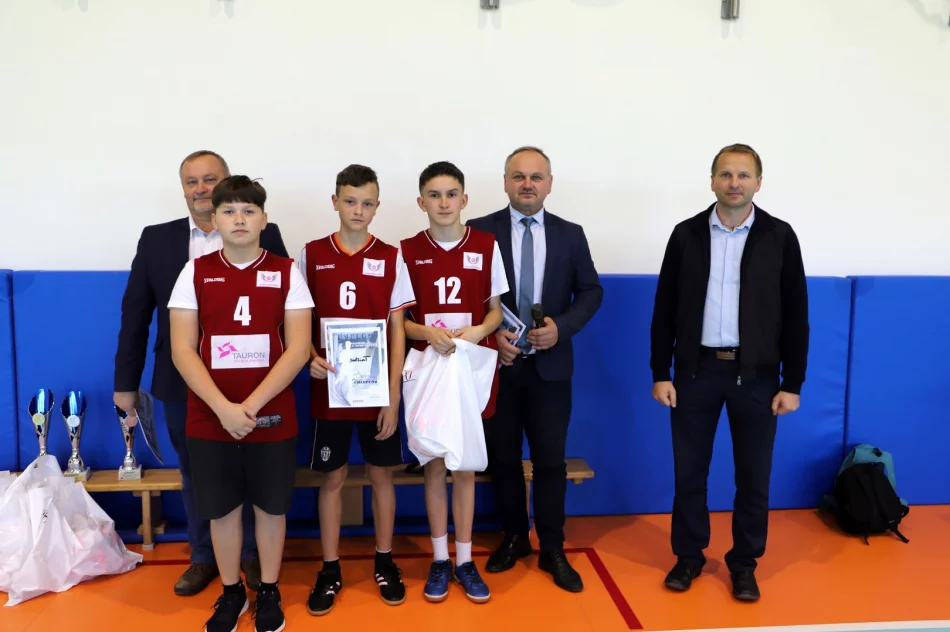 Stara Wieś 1 na podium w Mistrzostwach Gminy Limanowa w Halowej Piłce Nożnej CHŁOPCÓW - zdjęcie 16