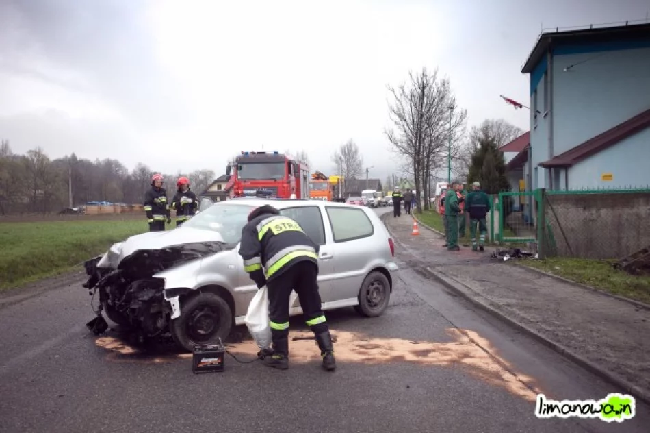 W Limanowej samochód uderzył w mur, a w Podłopieniu  nie zdążył zahamować - zdjęcie 2