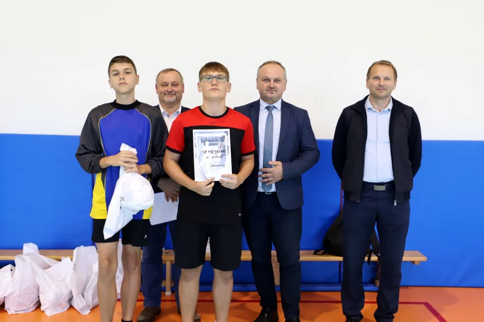 Stara Wieś 1 na podium w Mistrzostwach Gminy Limanowa w Halowej Piłce Nożnej CHŁOPCÓW - zdjęcie 18