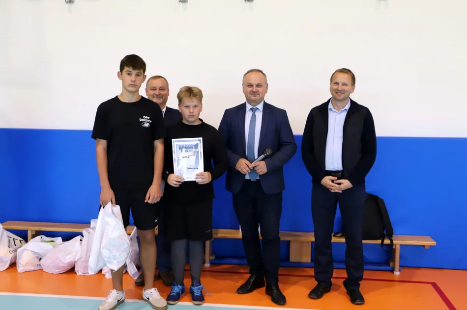 Stara Wieś 1 na podium w Mistrzostwach Gminy Limanowa w Halowej Piłce Nożnej CHŁOPCÓW - zdjęcie 19