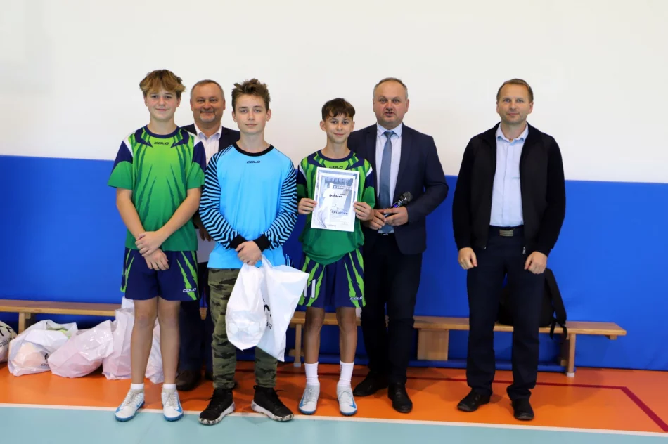 Stara Wieś 1 na podium w Mistrzostwach Gminy Limanowa w Halowej Piłce Nożnej CHŁOPCÓW - zdjęcie 20