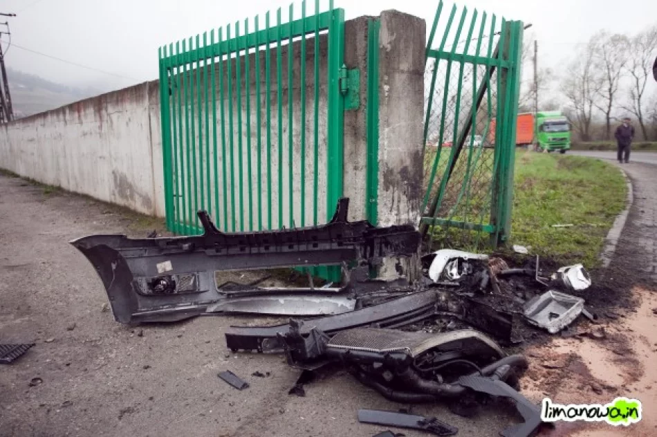 W Limanowej samochód uderzył w mur, a w Podłopieniu  nie zdążył zahamować - zdjęcie 3