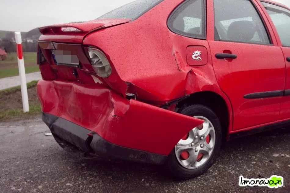 W Limanowej samochód uderzył w mur, a w Podłopieniu  nie zdążył zahamować - zdjęcie 4