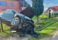 Nietrzeźwy kierowca "zawisł" na ogrodzeniu - zdjęcie główne