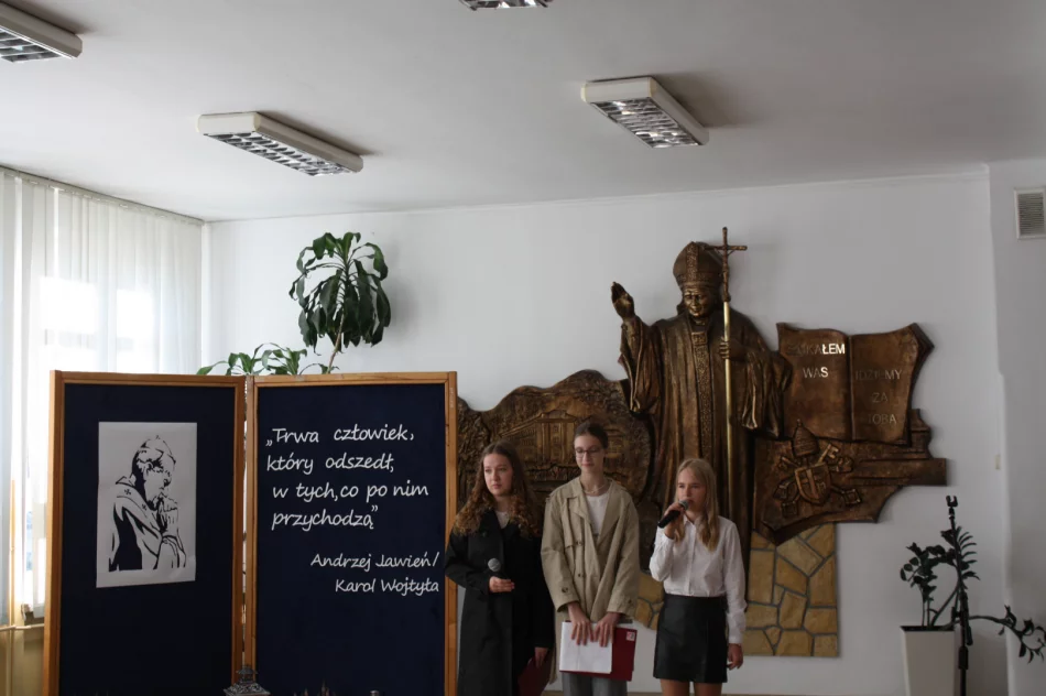 Przedstawienie o Janie Pawle II w Szkole Podstawowej nr 1 w Męcinie - zdjęcie 2