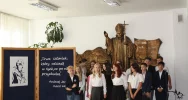 Przedstawienie o Janie Pawle II w Szkole Podstawowej nr 1 w Męcinie - zdjęcie 3