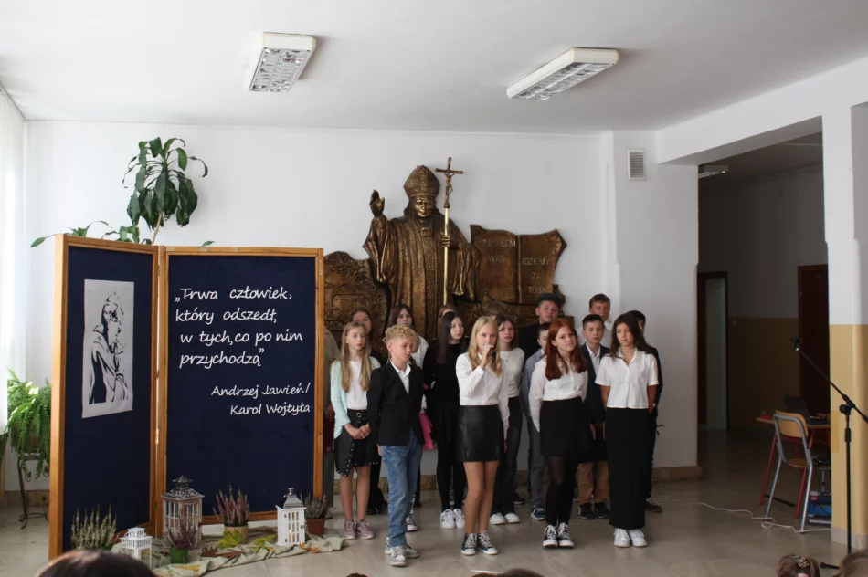 Przedstawienie o Janie Pawle II w Szkole Podstawowej nr 1 w Męcinie - zdjęcie 4