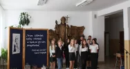 Przedstawienie o Janie Pawle II w Szkole Podstawowej nr 1 w Męcinie - zdjęcie 4