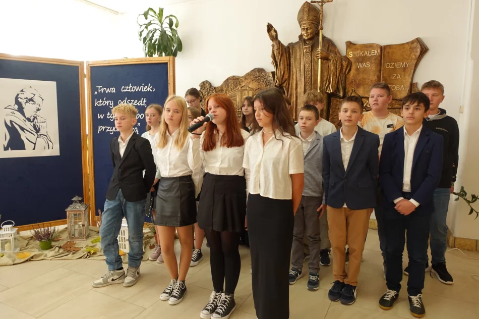 Przedstawienie o Janie Pawle II w Szkole Podstawowej nr 1 w Męcinie - zdjęcie 7