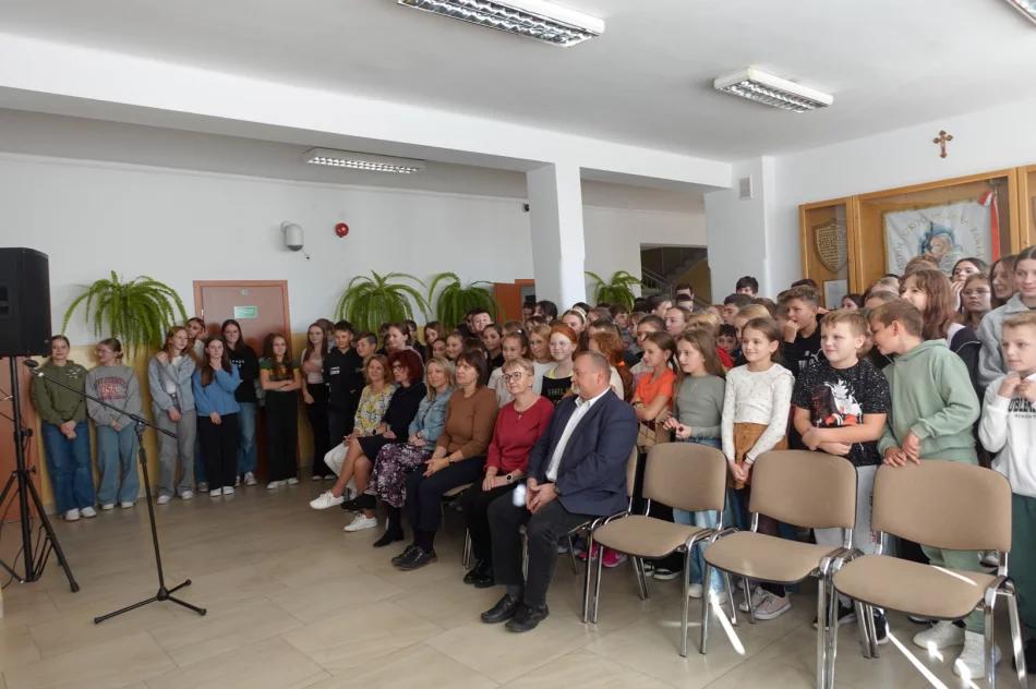 Przedstawienie o Janie Pawle II w Szkole Podstawowej nr 1 w Męcinie - zdjęcie 8