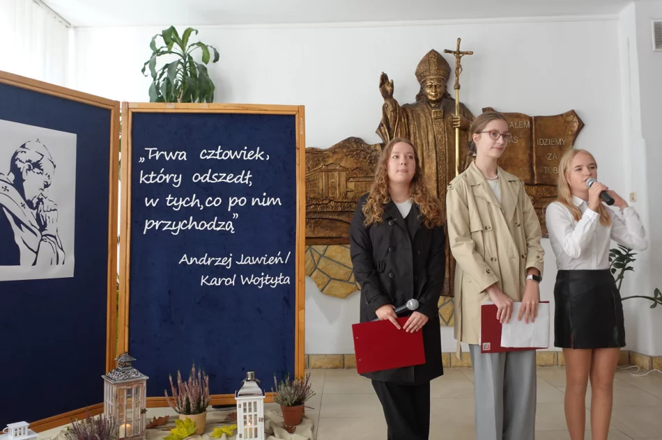 Przedstawienie o Janie Pawle II w Szkole Podstawowej nr 1 w Męcinie - zdjęcie 9