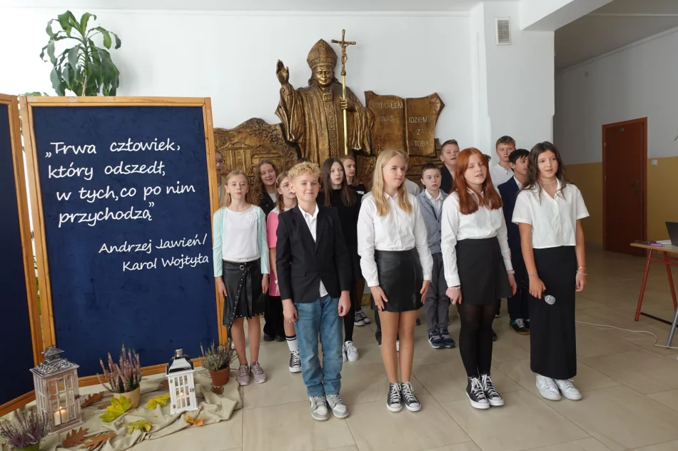Przedstawienie o Janie Pawle II w Szkole Podstawowej nr 1 w Męcinie - zdjęcie 10