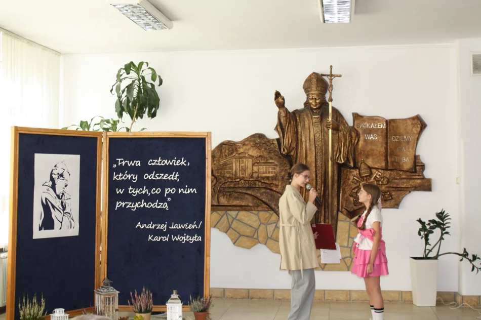 Przedstawienie o Janie Pawle II w Szkole Podstawowej nr 1 w Męcinie - zdjęcie 11
