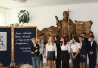 Przedstawienie o Janie Pawle II w Szkole Podstawowej nr 1 w Męcinie - zdjęcie główne